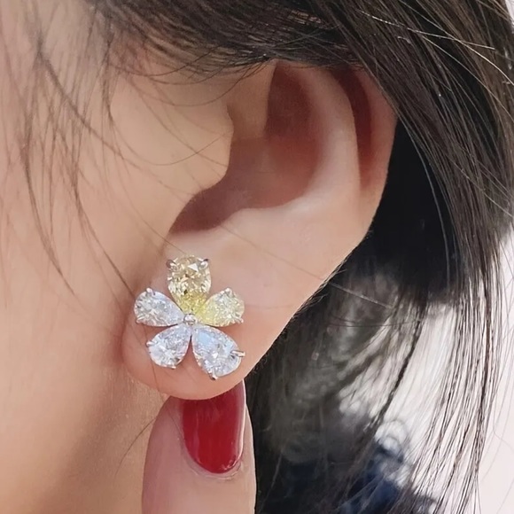 - - 🌸Beautiful Canary and White Prong Set lab Diamond Flower Post Back Ear… - Picture 4 of 10